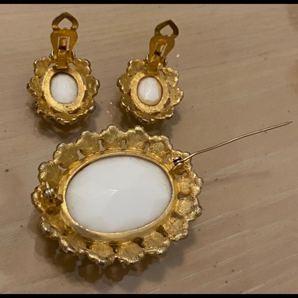 Lovely Vintage Set Brooch/ Pin & Clip Earrings - Picture 4 of 7